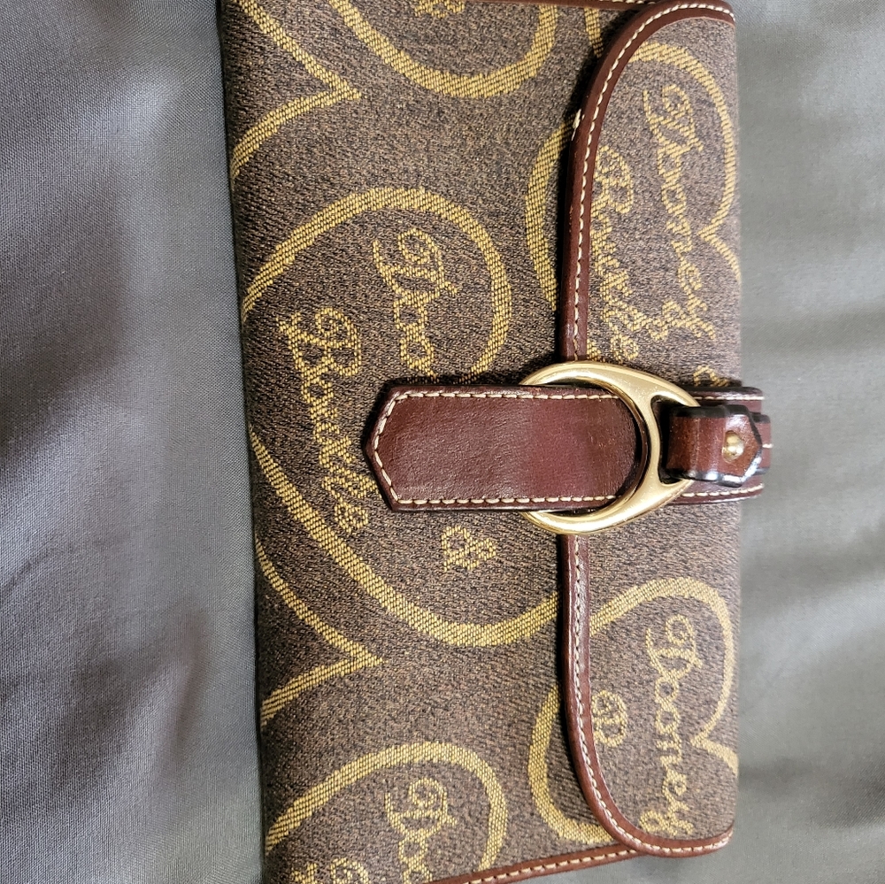 Dooney & bourke wallet